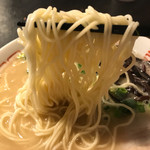 麺や　頂 - 太く無いけど、太麺のアップ。