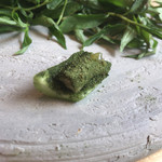 ◇アミューズ【一口の楽しみ】後ろの葉は飾り。