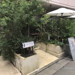 ナイン ストーリーズ - オシャレな外観、住宅街にフッと現れます。