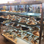 活魚料理 びんび家 - 天ぷらと焼物がどんどん準備されています。