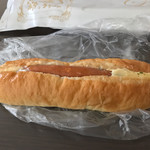 粉とクリーム - これぞ惣菜パソのお手本。スパイシーチリドッグ。