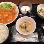 中国料理 恵莉華 - 海老チリソース煮定食を