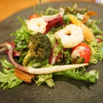 裏参道牛肉店 - 塩茹でエビサラダ