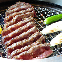 叙々苑 恵比寿ガーデンプレイス店 - すだれあぶり焼きを焼いている