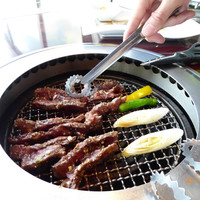 叙々苑 恵比寿ガーデンプレイス店 - すだれ炙り焼きを切っているところ