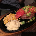 テキサス ステーキ - ハンバーグ アボカドとトマトのトッピング