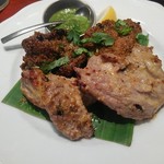 タンドールバル カマルプール - ラムミックス（ラムのクミン焼き２個、王様ラム２個）1180円 王様ラム側