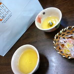 いなり家こんこん - 待ち時間にお茶とお菓子、運んでくださり。