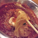 Pirikaratei - 麺は標準的な韓国麺で中太麺ｽﾄﾚｰﾄ、マロニーちゃんみたいな麺