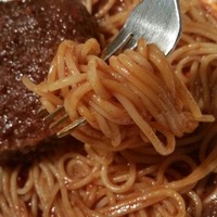 ニコラス 新橋店 - メンチカツのベッドになってたスパゲティ。
