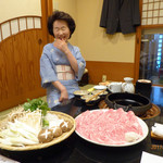 肉の杉本 味散歩 - 個室のお座敷で、担当してくれたお姉さん