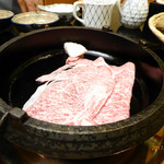 肉の杉本 味散歩 - まず鉄鍋にお肉