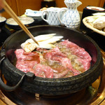 肉の杉本 味散歩 - 火が通ってきたところで、白ネギを