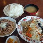 レストラン 倉井 - 野菜炒め定食＆もつ煮