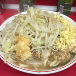 ラーメン二郎 - 左手前がニンニク、右奥が生姜。生姜はフードプロセッサーで刻んだ感じ。二郎のラーメンとの相性抜群！