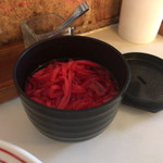 チャンポンの店 松露 - テーブルの紅生姜