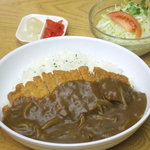 カフェ　シフト - カツカレー（900円）。スパイスと隠し味に一工夫しています