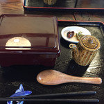 うなぎの緒里 - 2017年8月中旬 特うな重 別添のタレと漬物少々。¥2.200