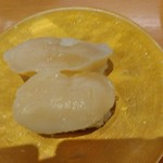 活魚寿司 - たいらき貝柱（１８０円）