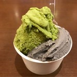 極楽湯 - ジェラート2種盛。
            黒ごまと宇治抹茶。
            税抜360円。
            美味し。