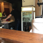 あっかんべぇ - Ｌ字型カウンターは１０席、テーブル１卓 ４人掛け