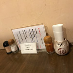 あっかんべぇ - カウンターが空までテーブル席で待機