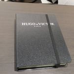 ユーゴ・アンド・ヴィクトール - 伝票が入っている