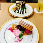 マダムカフェぶどう圓 オンブラージュ - 奥は息子のチョコバナナワッフルケーキと国産リンゴジュース。