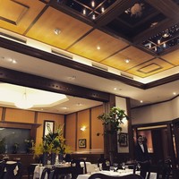 シェ・イノ - グランメゾンの風格漂う店内
                