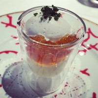 シェ・イノ - アミューズ      ゴールドラッシュのムースにコンソメゼリー、サフランのクリーム     よく出るアミューズだけに違いが出ますね、非常に美味しい。