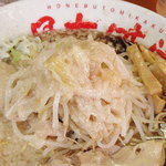 黒ラーメン カチ盛り 野菜多め 背脂ギトギト