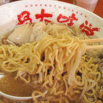 黒ラーメン　麺アップ
