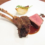 御影 ジュエンヌ - メインディッシュ～ニュージランド産仔羊背肉の炭火焼き 淡路の玉ねぎのロースト 黒オリーブの塩と野生の胡椒