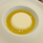 御影 ジュエンヌ - ココナッツのブラマンジェとバニラの香りを付けたパイナップルのソース