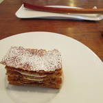 御影 ジュエンヌ - 甘く煮たルバーブを挟んだミルフィーユとルバーブ