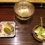 Nishiazabu Kikuchi - 芋茎とじゅんさい梅のお出汁、蒸し鮑、銀杏