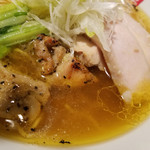 麺屋あごすけ - 鶏チャーシュー・スープ  アップ