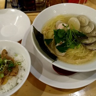 ヌードルキッチン 三匹の子ぶた_0