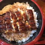 なまずや - ミニまぶしのアップです。鰻は半匹ぶんですね。
      お茶碗、2杯半くらいのボリュームです。