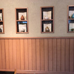 なまずや - お店の中はきれいですし、シックな感じです。
      壁には、お猪口や徳利が飾ってあります。