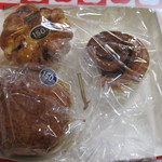 マルエツ - セルフで、紙トレーにトングでパンをのせて、セルフで袋詰め。