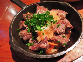 Fuusaku - サイコロステーキおろしポンズ。
                        お肉の下にも炒め野菜が入っていて、大根おろしとポンズで
                        ヘルシーな感じでいただけます。