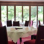 中国料理 萬山楼 - 庭園が見えるテーブル席