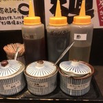 日の出らーめん - タレ　ラー油　酢　魚粉　唐辛子　ニンニク