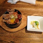 ミニはみだし豚丼・お新香