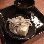 煮込み屋 taifuku - お通し。シラス豆腐