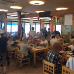 活魚料理 びんび家 - テーブル席とお座敷があって、かなり広いですが、常に満員です。