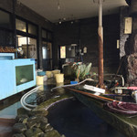 活魚料理 びんび家 - 入口のすぐ横にいけすがあって、さばいてました。