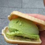 大人気アイスもなか(抹茶 1個330円)