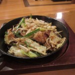 串かつ屋 ふみ勝 - 串揚げが揚がるまでの最初のおつまみはホルモン鉄板６００円。